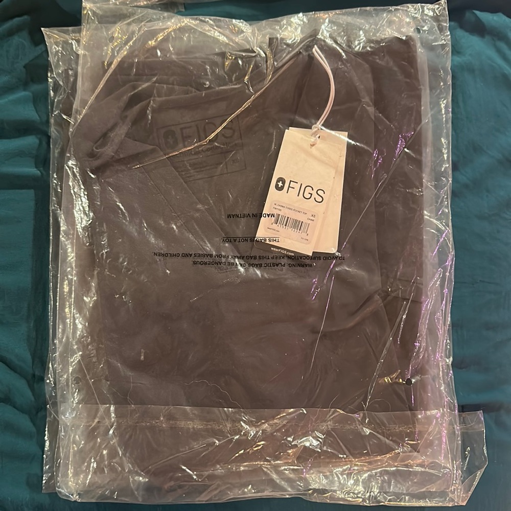 CHARCOAL CASMA FIGS SCRUB TOP